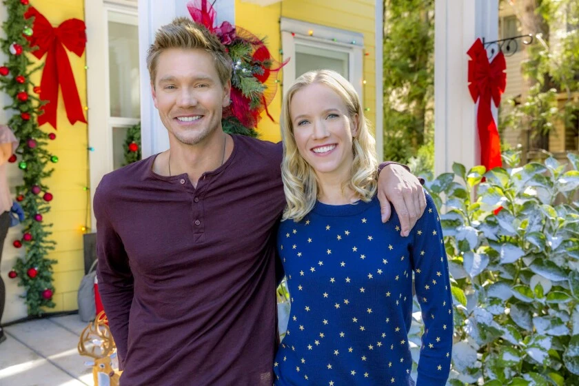 Chad Michael Murray y Jessy Schram en camino-a-la-navidad