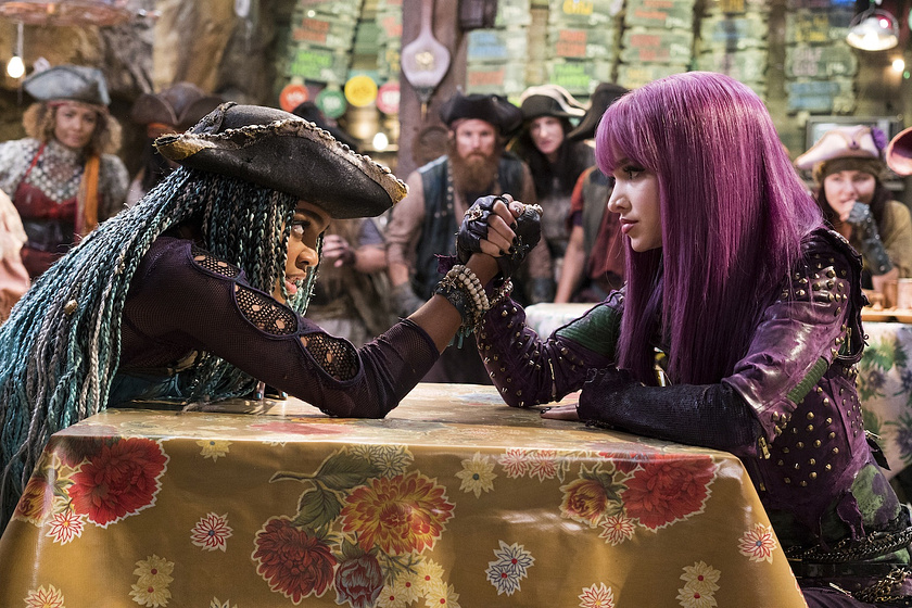 China Anne McClain y Dove Cameron en Los Descendientes 2