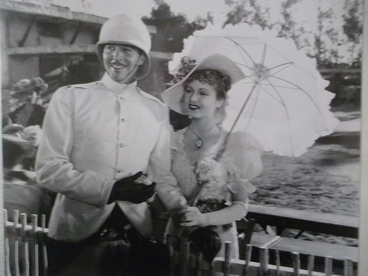 June Lang y Michael Whalen en la-mascota-del-regimiento