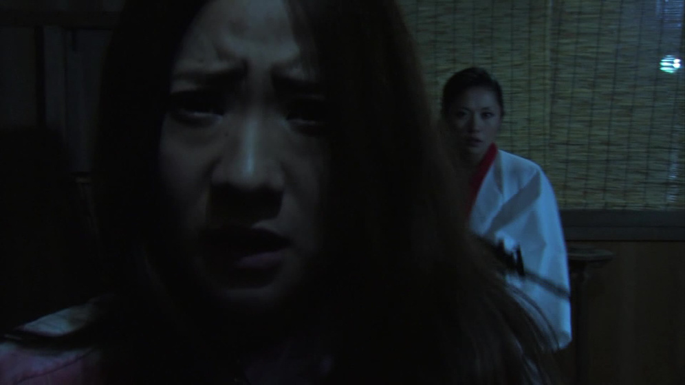 Asami y Alice Ozawa en rape-zombie-la-lujuria-de-los-muertos-vivientes