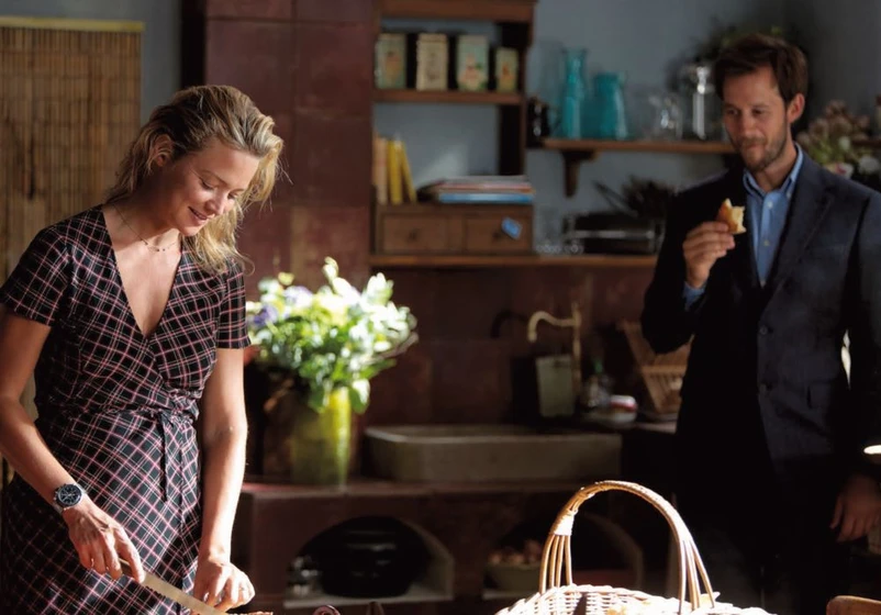 Virginie Efira y Benjamin Lavernhe en pastel-de-pera-con-lavanda