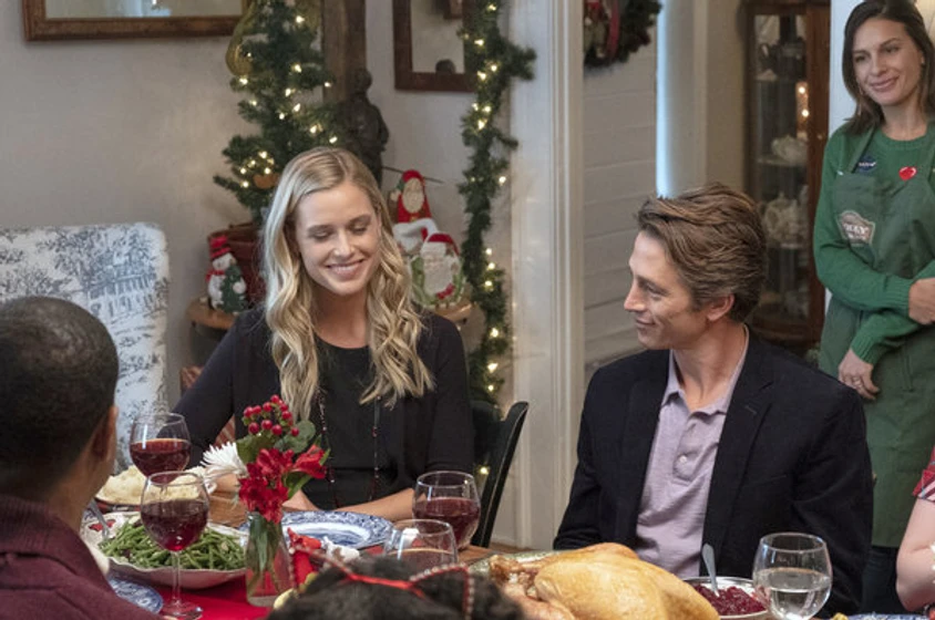 Bobby Campo y Lily Anne Harrison en campamento-de-navidad