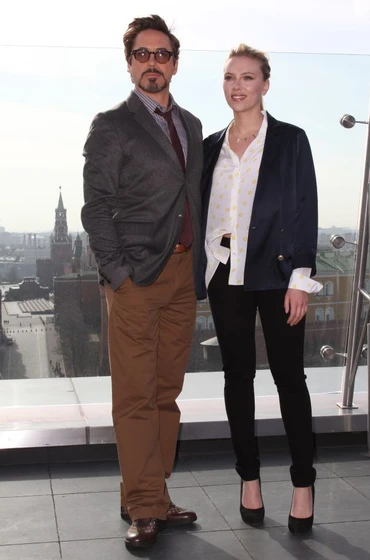 Scarlett Johansson y Robert Downey Jr. en los-vengadores-2012 (Premiere en Moscu. Abril 2012)