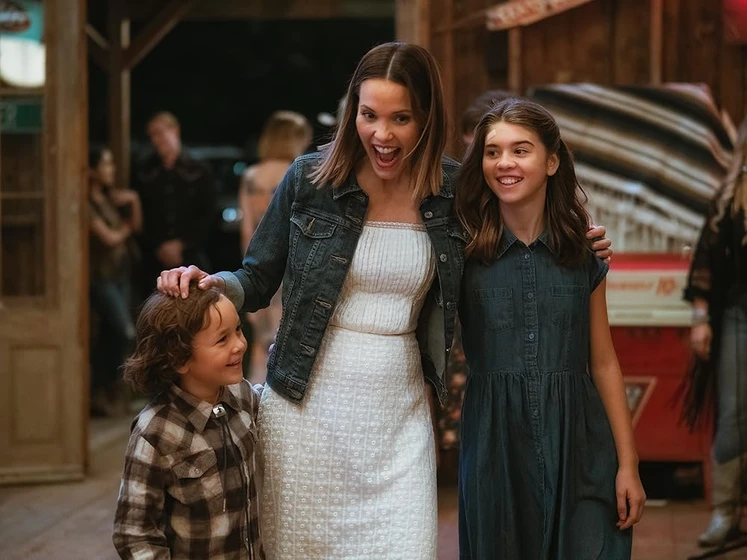 Leslie Bibb, Roxton Garcia y Callie Haverda en una-vida-nueva-2020