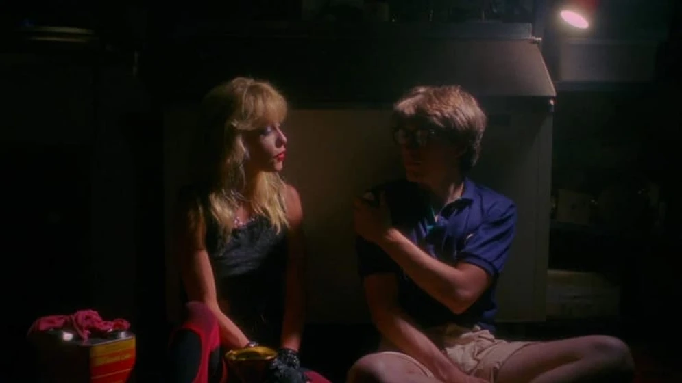 Andras Jones y Linnea Quigley en chicas-de-fraternidad-en-la-bolera-juego-infernal