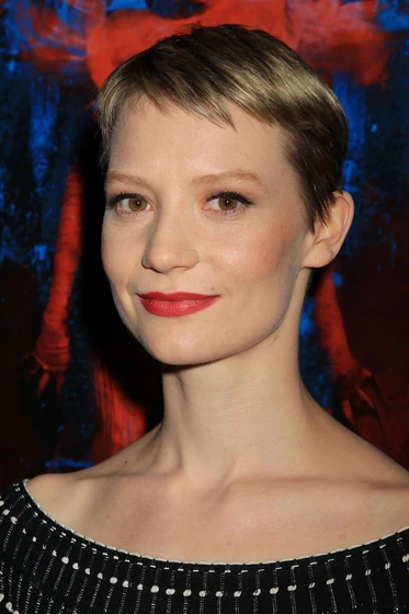 Mia Wasikowska en la-cumbre-escarlata (Premiere en New York. Octubre 2015)