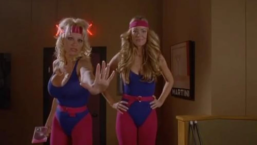 Denise Richards y Pamela Anderson en dos-rubias-muy-rubias