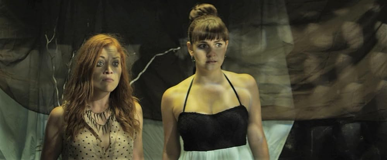 Teagan Vincze y Ivana Kingston en the-scarehouse