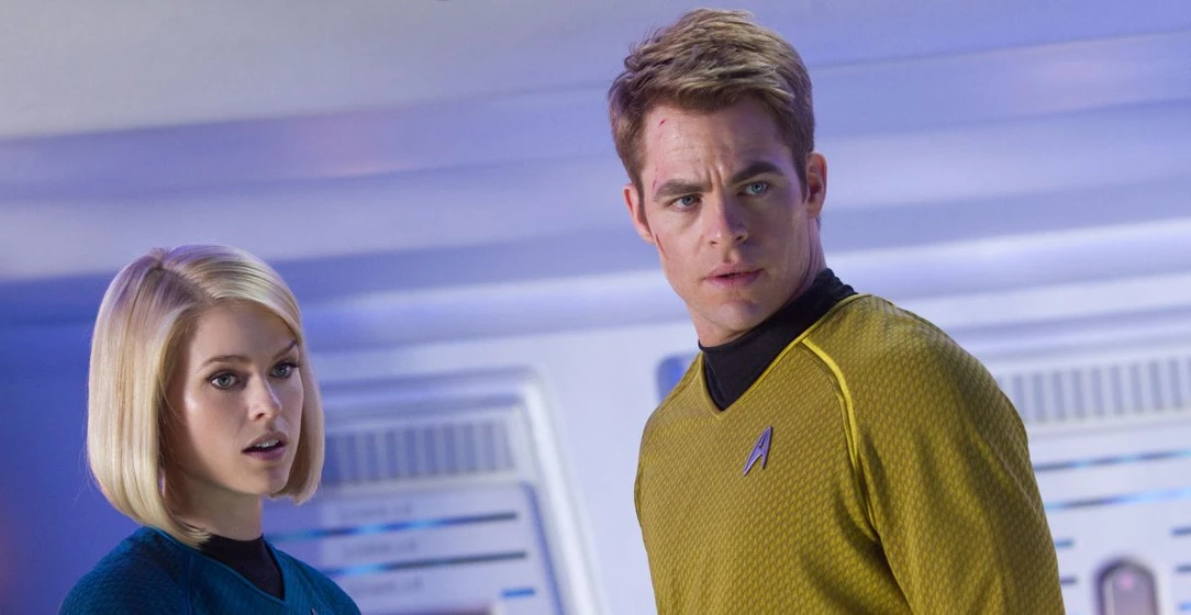 Chris Pine y Alice Eve en Star Trek. En la oscuridad