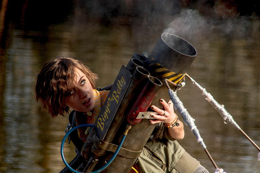 Allisyn Ashley Arm en Ozark Sharks