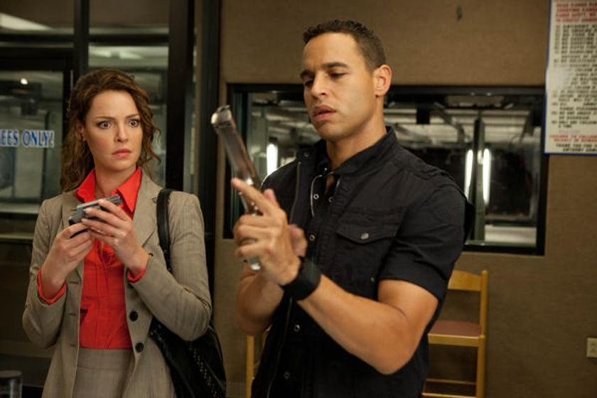 Katherine Heigl y Daniel Sunjata en La Cazarrecompensas