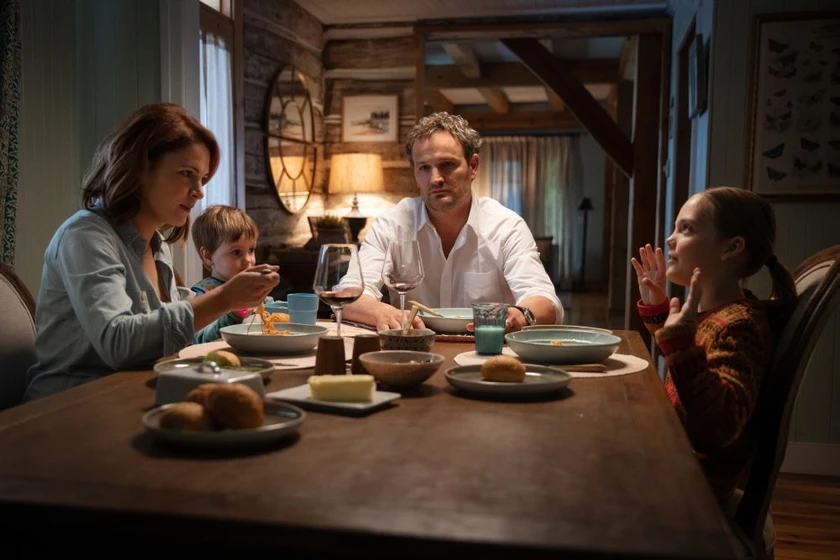 Jason Clarke, Amy Seimetz, Jeté Laurence y Lucas Lavoie en cementerio-de-animales