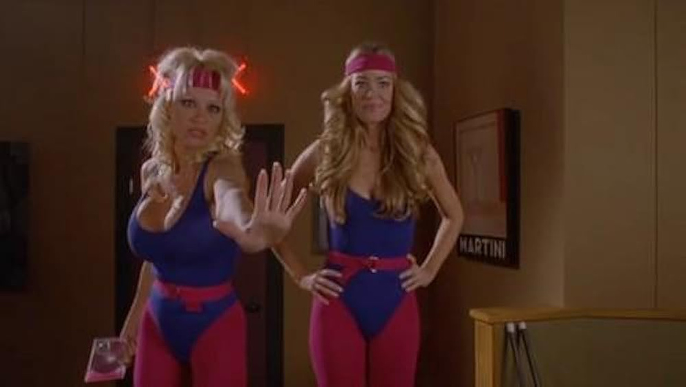 Denise Richards y Pamela Anderson en Dos Rubias Muy Rubias