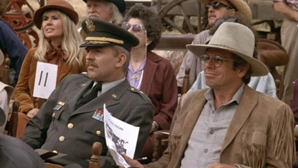 William Devane y John Ratzenberger en los-cazadores-del-tiempo