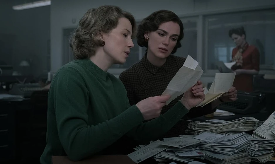 Keira Knightley y Carrie Coon en el-estrangulador-de-boston-2023