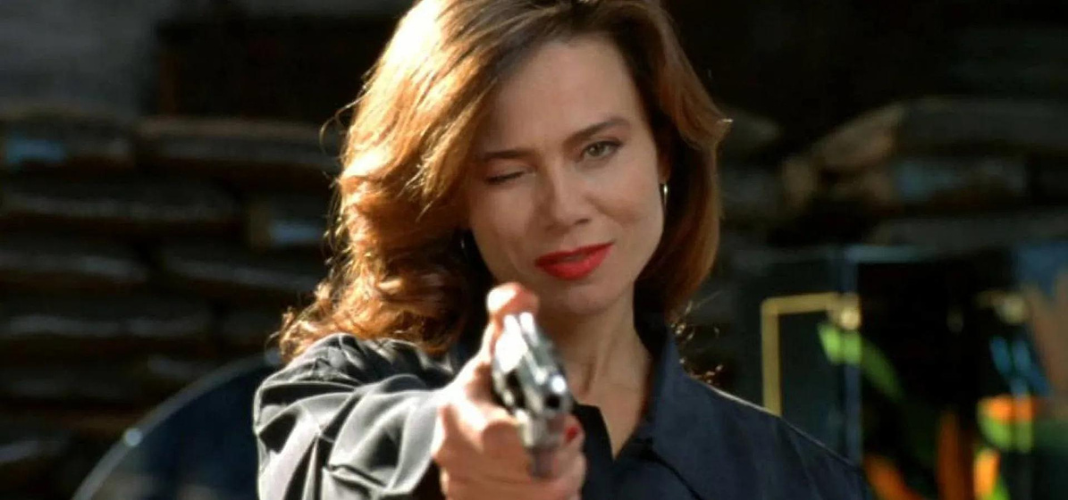 Lena Olin en Doble Juego (Romeo Is Bleeding)