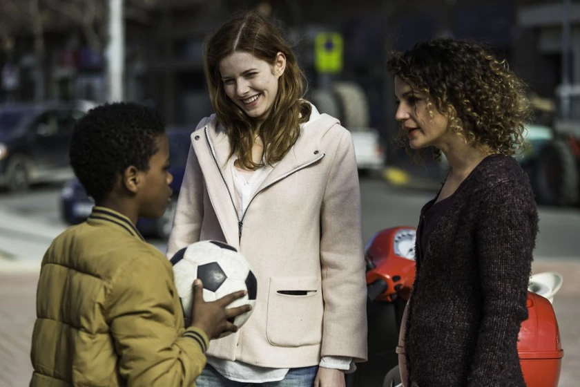 Marieta Orozco, Rachel Hurd-Wood y Ibrahim Mané en segundo-origen