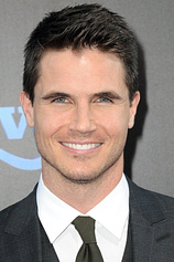 picture of actor Robbie Amell