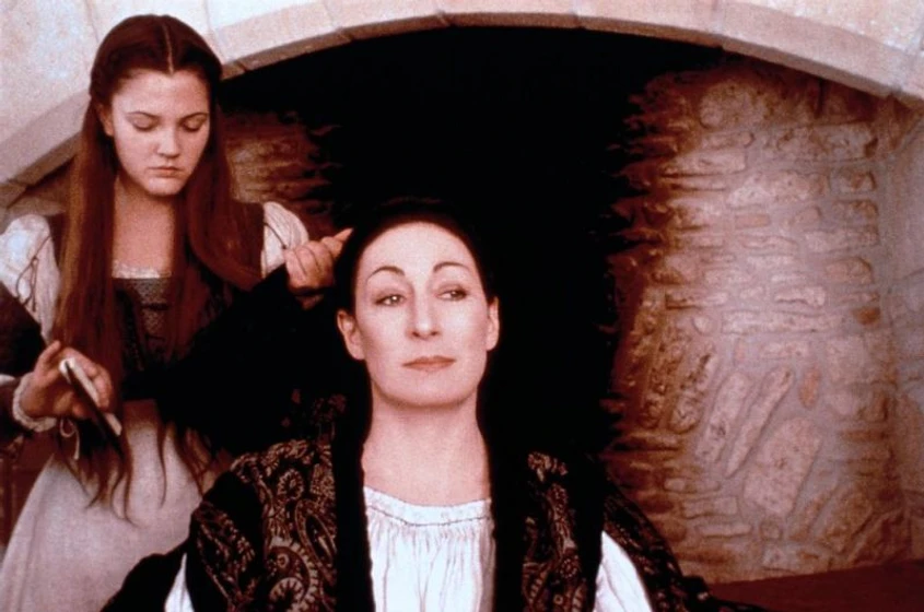 Drew Barrymore y Anjelica Huston en por-siempre-jamas