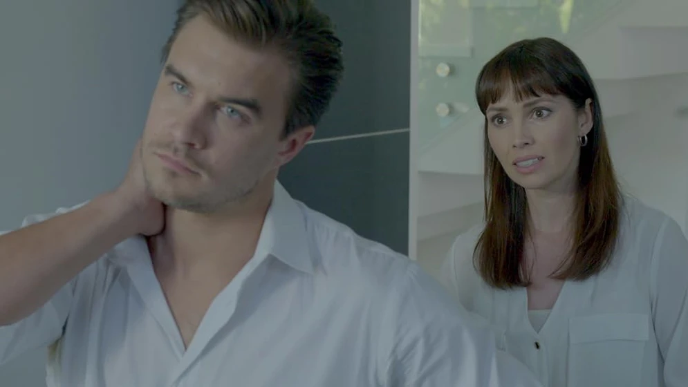 Rob Mayes y Emily Roya O'Brien en un-matrimonio-peligroso