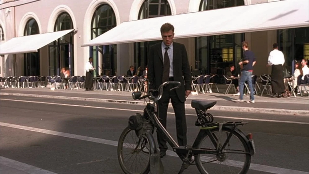 Christoph Waltz en love-scenes-from-planet-earth