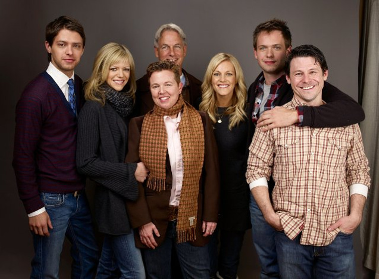 Mark Harmon, Blayne Weaver, Steak House, Kaitlin Olson, Patrick J. Adams, Tricia O'Kelley y Ryan Devlin en La chica del tiempo