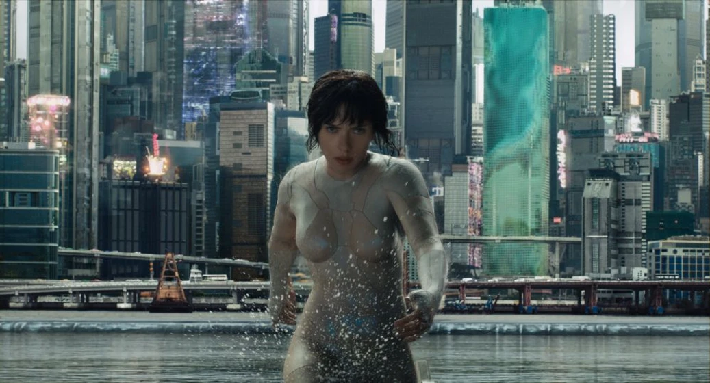 Scarlett Johansson en ghost-in-the-shell-el-alma-de-la-maquina