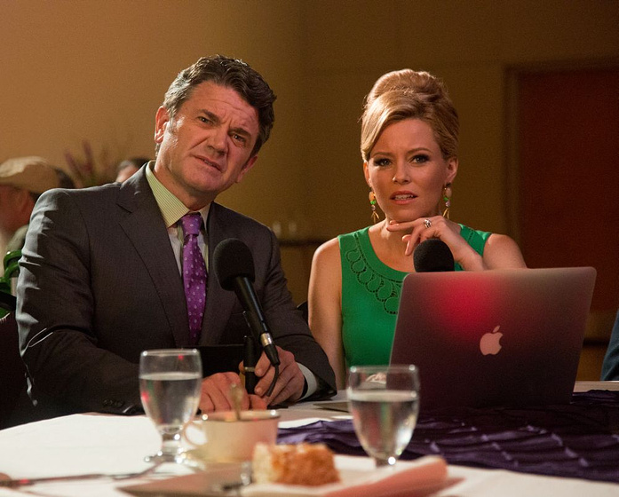 Elizabeth Banks y John Michael Higgins en Dando la nota. Aún más alto