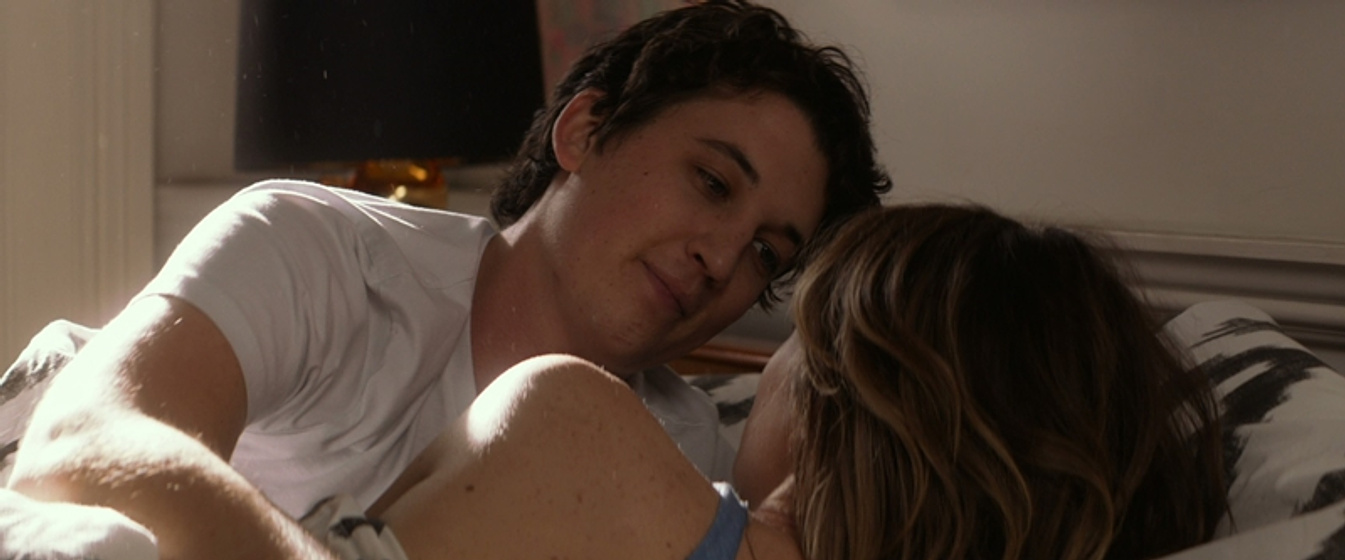 Miles Teller y Mackenzie Davis en That Awkward Moment