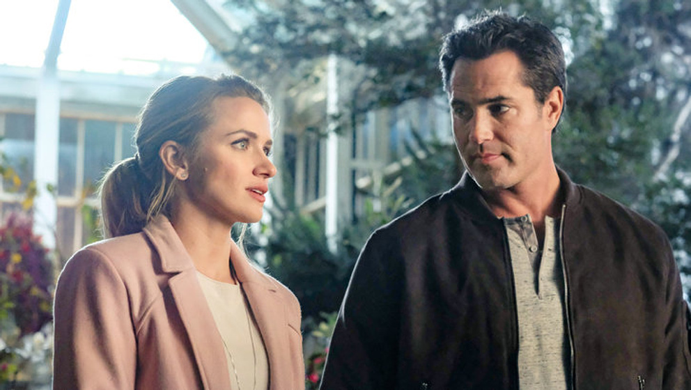 Victor Webster y Shantel VanSanten en Perfume de Amor