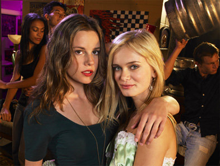Sara Paxton y Chelsea Hobbs en Hacia el Abismo