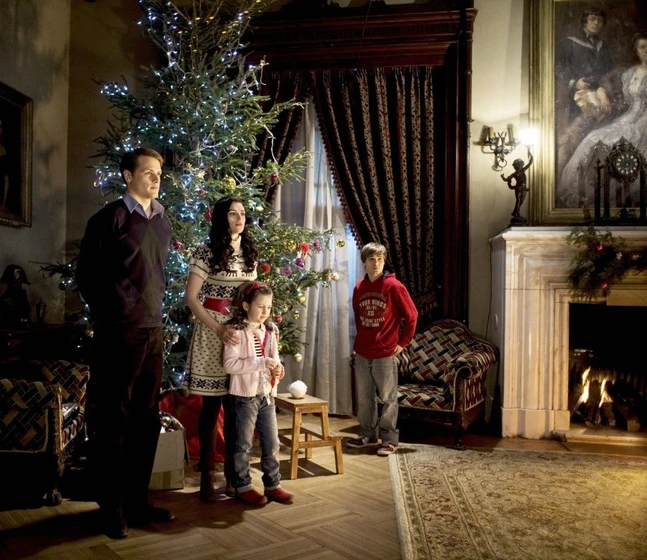 Katie McGrath, Sam Heughan, Travis Turner y Leilah de Meza en la-princesa-de-castlebury-hall