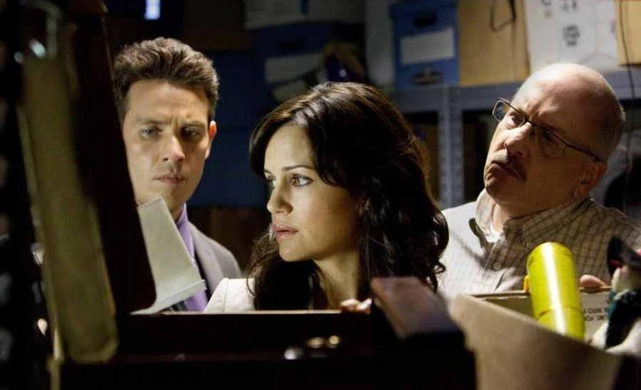 Carla Gugino y Kevin Alejandro en escondida