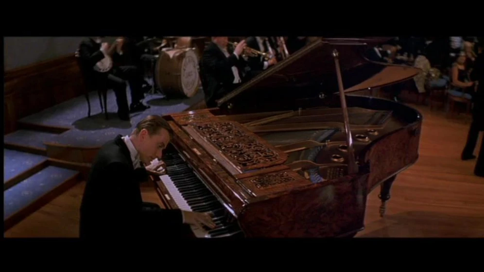 Tim Roth en La Leyenda del pianista en el océano