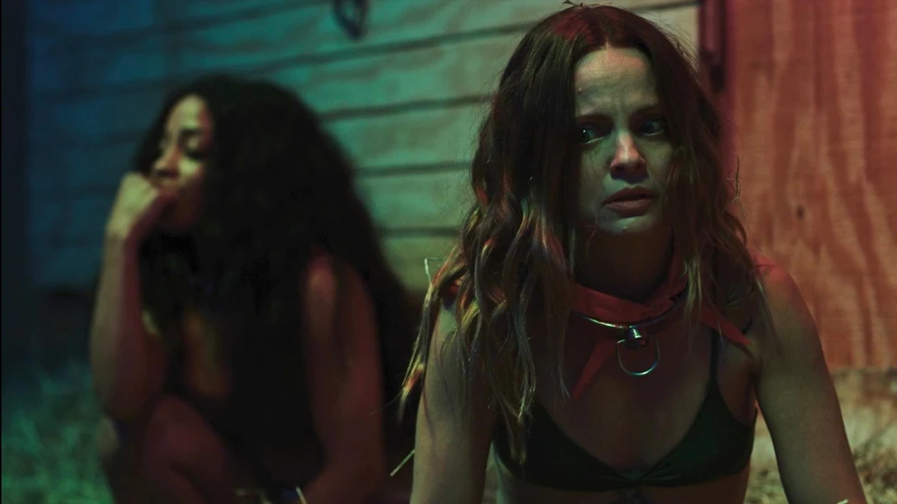 Mena Suvari en hunt-club