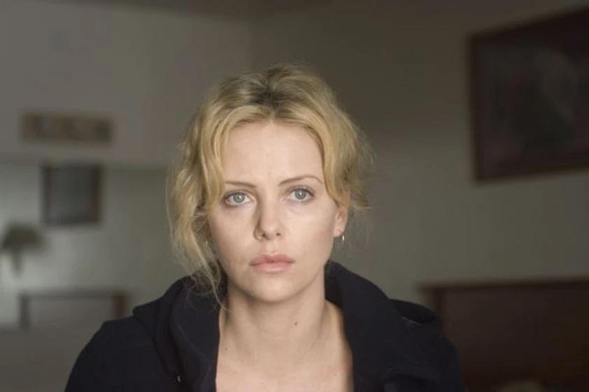 Charlize Theron en lejos-de-la-tierra-quemada