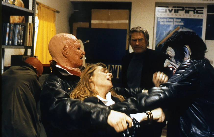 Donald O'Brien y Cinzia Monreale en return-from-death-frankenstein-2000