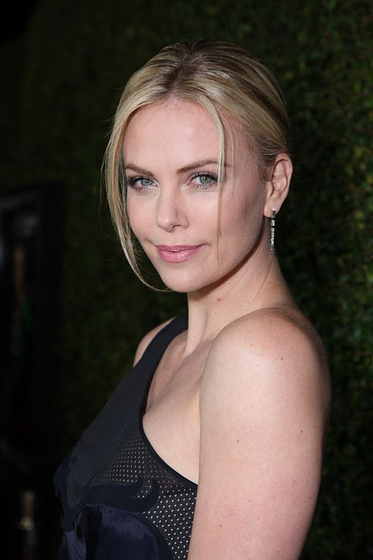 Charlize Theron en Young Adult (Premiere en Los Angeles. Diciembre 2011)