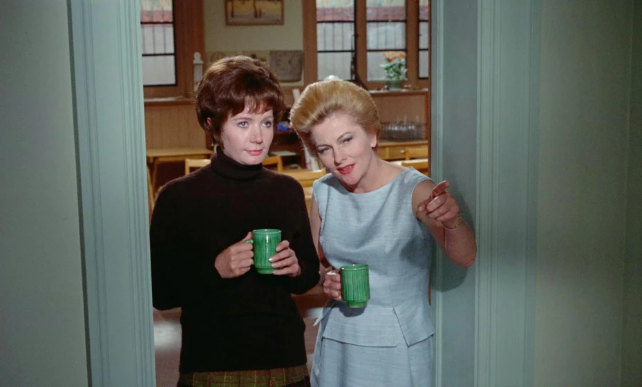 Joan Fontaine y Ann Bell en las-brujas-1966