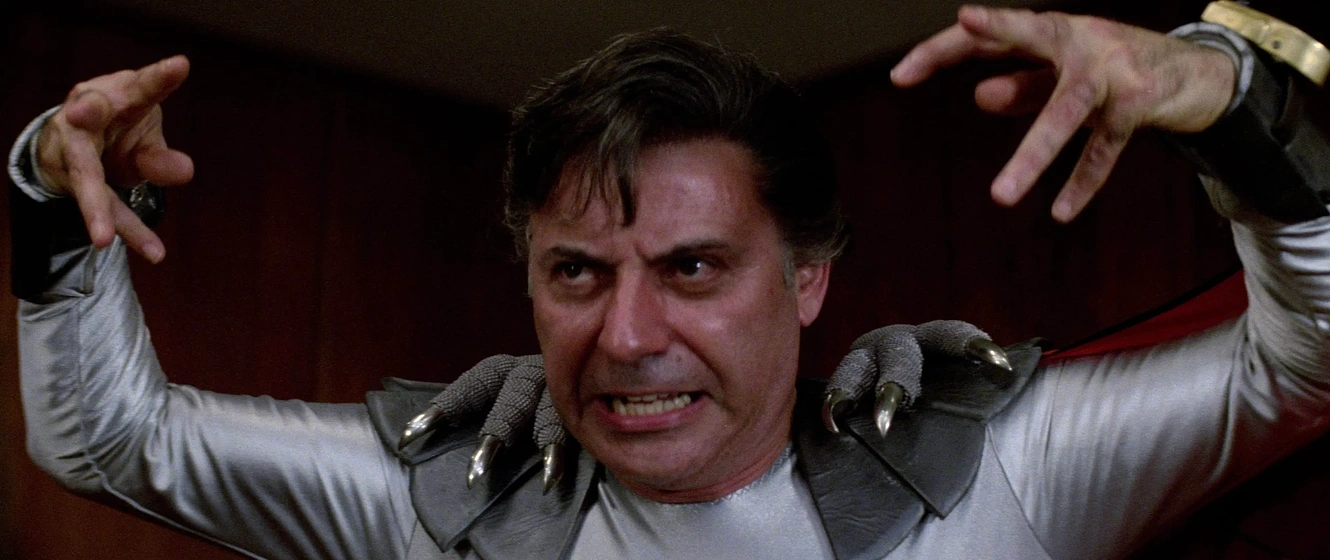 Alan Arkin en The Return of Captain Invincible