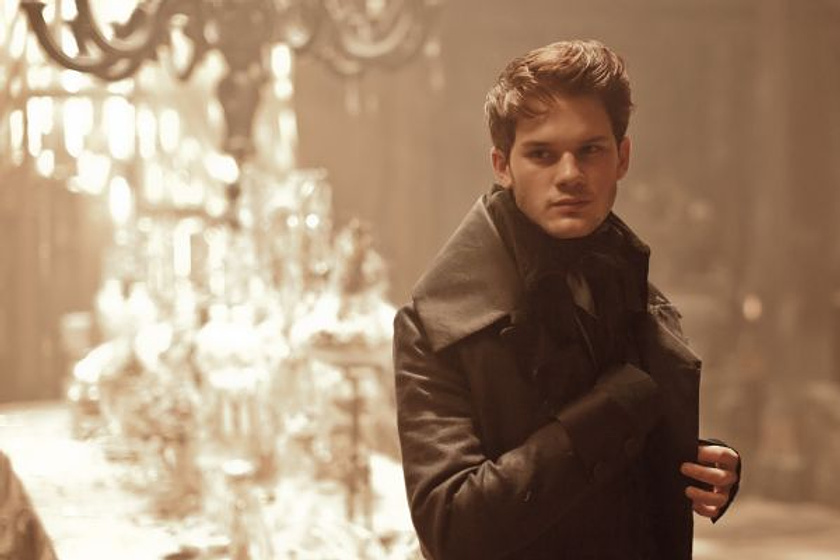 Jeremy Irvine en Grandes Esperanzas