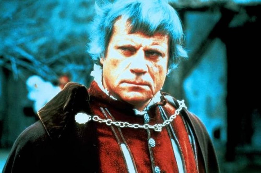 Oliver Reed en La Flecha Negra