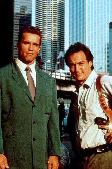 Arnold Schwarzenegger y Jim Belushi en Danko, Calor Rojo