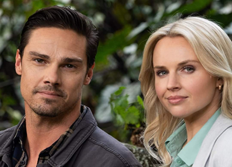 Jay Ryan y Kimberley Crossman en El Té del Amor