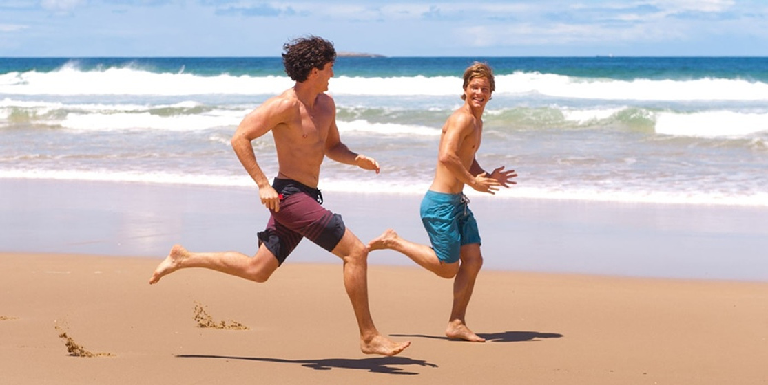 Xavier Samuel y James Frecheville en Dos Madres Perfectas