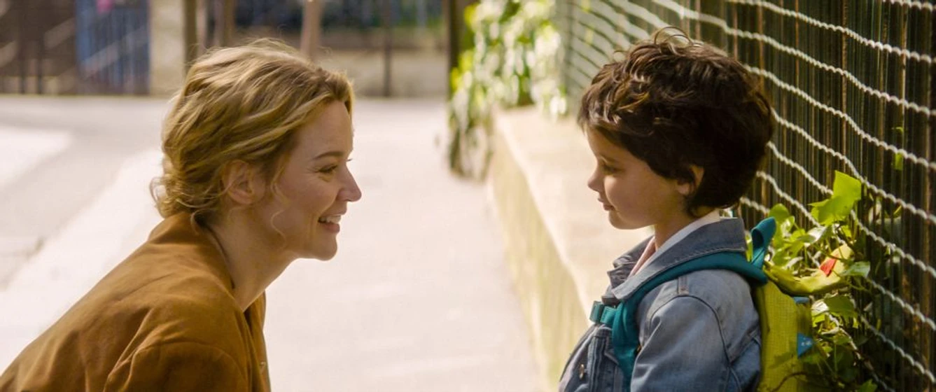 Virginie Efira y Callie Ferreira-Goncalves en los-hijos-de-otros