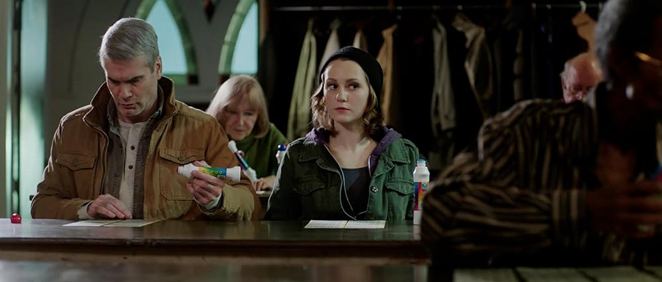 Henry Rollins y Jordan Todosey en He Never Died