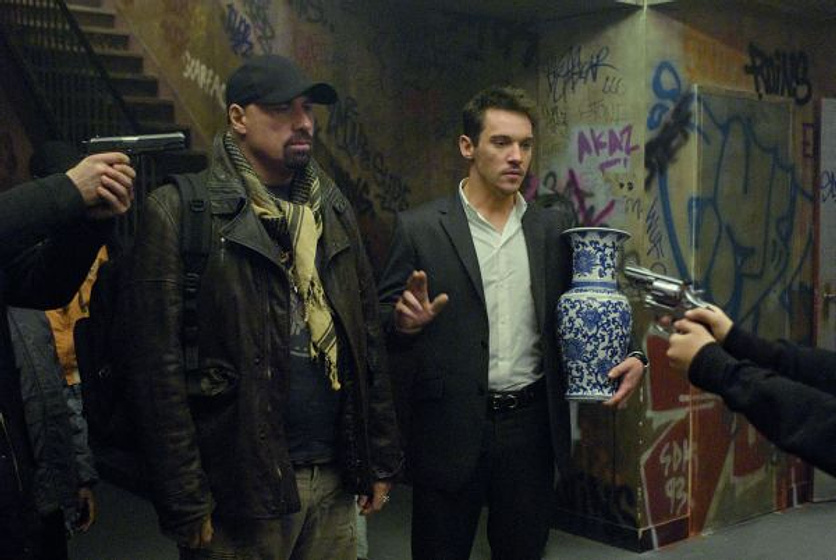 John Travolta y Jonathan Rhys-Meyers en Desde París con amor