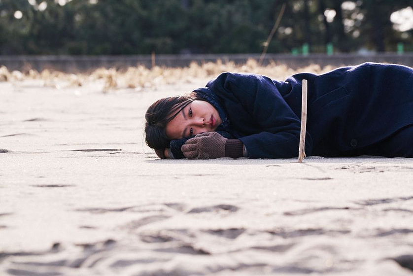 Kim Min-hee en En la playa sola de noche