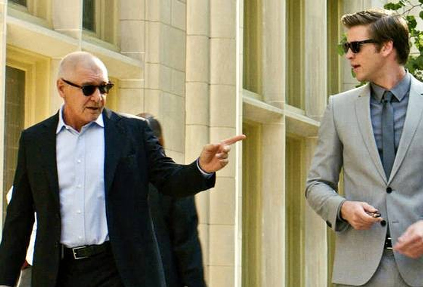 Harrison Ford [I] y Liam Hemsworth en El Poder del Dinero